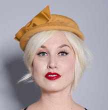 Indlæs billede til gallerivisning Vintage Henry Pollak Mustard Yellow Hat with Grosgrain ribbon