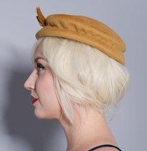 Indlæs billede til gallerivisning Vintage Henry Pollak Mustard Yellow Hat with Grosgrain ribbon