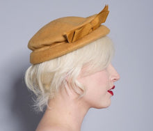 Indlæs billede til gallerivisning Vintage Henry Pollak Mustard Yellow Hat with Grosgrain ribbon