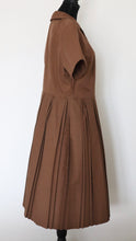 Charger l&#39;image dans la galerie, Vintage 1960 Diolen Toffee Shirtdress | Modern Size Large
